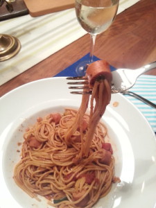 Spaghetti-Würstchen mit Tomatensauce
